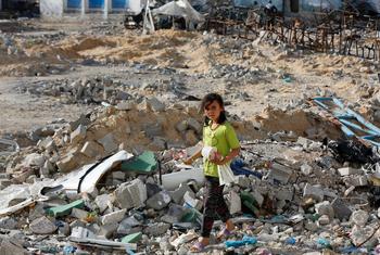 Un enfant marche dans les décombres de Rafah.