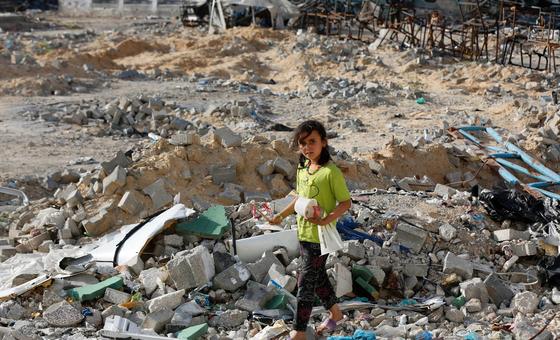 Una niña camina entre los escombros en Rafah