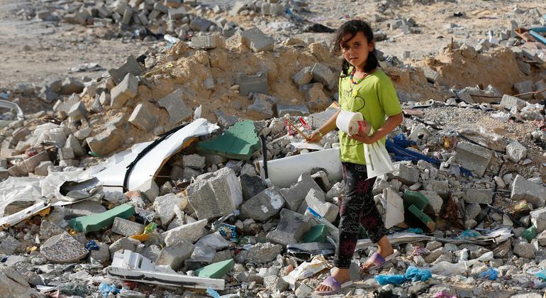 Una niña camina entre los escombros en Rafah
