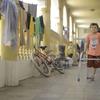 一个小女孩在一次导弹袭击中失去了父母和兄弟姐妹，在她的腿被截肢后，她正在重新学习走路。