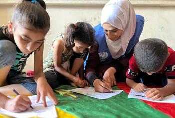 Сотрудники БАПОР стараются помочь детям справиться с психологическим воздействием войны в Газе.