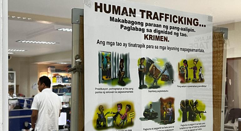 En una oficina municipal de Filipinas hay un cartel que describe la trata de seres humanos.