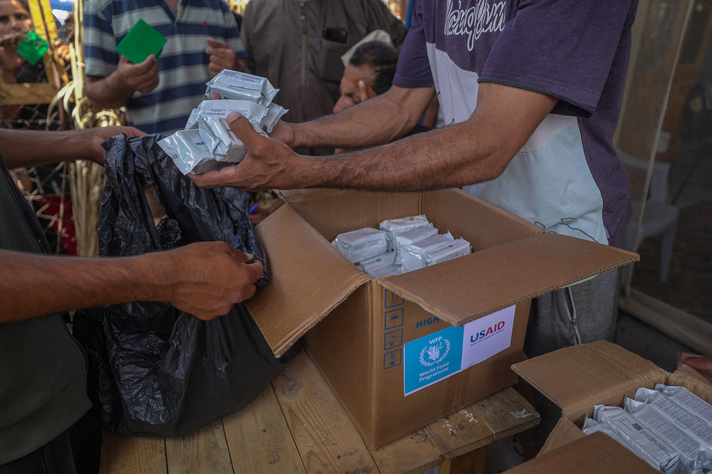 Wafanyakazi wa Shirika la Chakula Duniani na USAID watoa misaada wanasambaza Biskuti za Nishati ya Juu kwa watu waliokimbia makazi yao huko Khan Younis, Gaza.