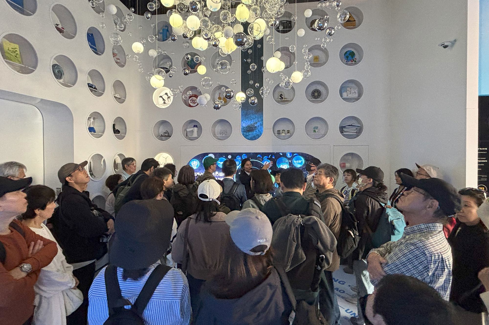 Los visitantes del Pabellón de la ONU exploran la sala 'Orb'. Los visitantes del Pabellón de la ONU exploran la sala 'Orb'.