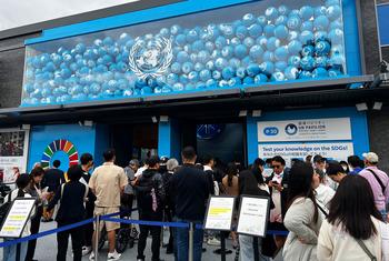 Visitantes da Expo 2025 fazem fila para entrar no pavilhão da ONU