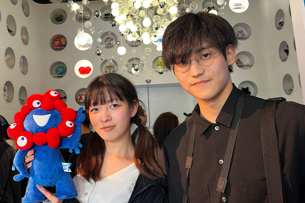 Agaka Sato (à gauche) et Takato Ishida explorent la chambre de l'orbe dans le pavillon des Nations Unies.