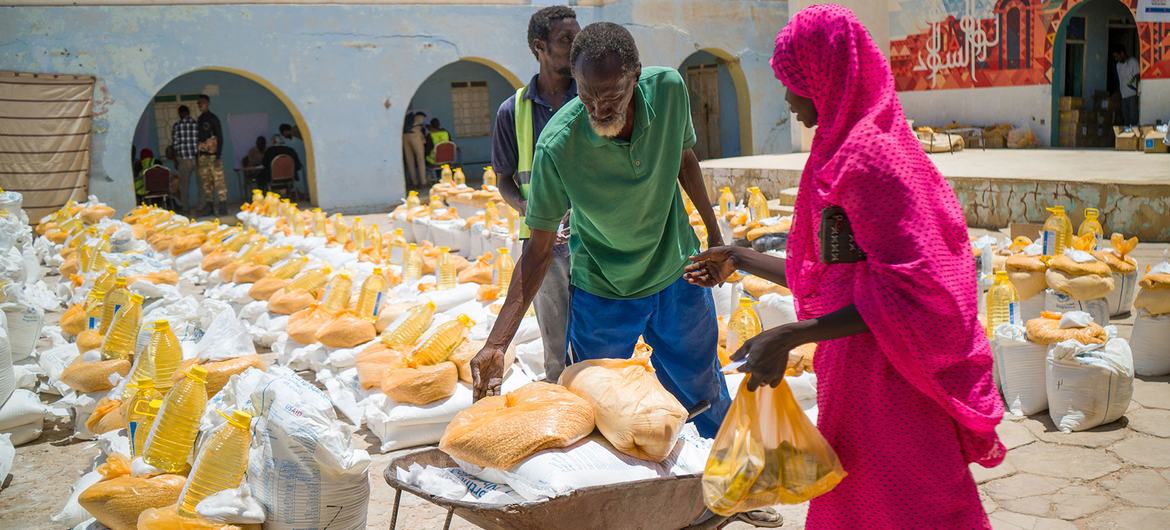 De la nourriture est distribuée aux habitants d'Omdurman au Soudan.