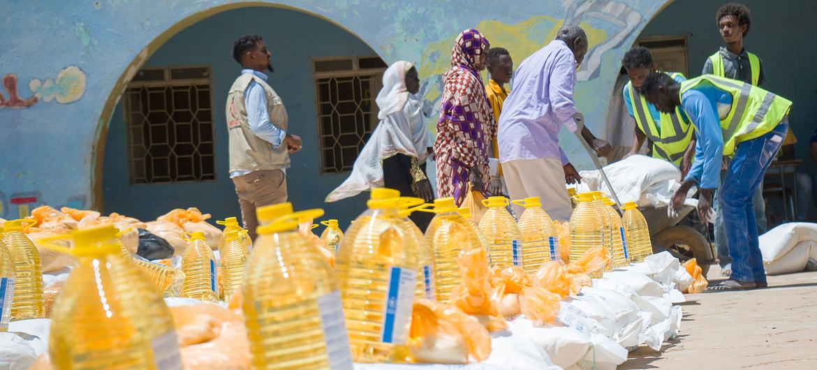 The World Food Programme (WFP) delivers food in Omdurman, Sudan. (file)