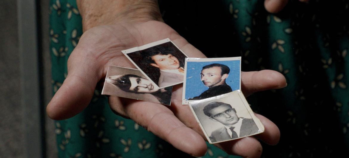 在波黑战争中，卡达·霍蒂奇 (Kada Hotić) 在1995年的斯雷布雷尼察种族灭绝事件中失去了儿子、丈夫和两个兄弟（如图所示）。