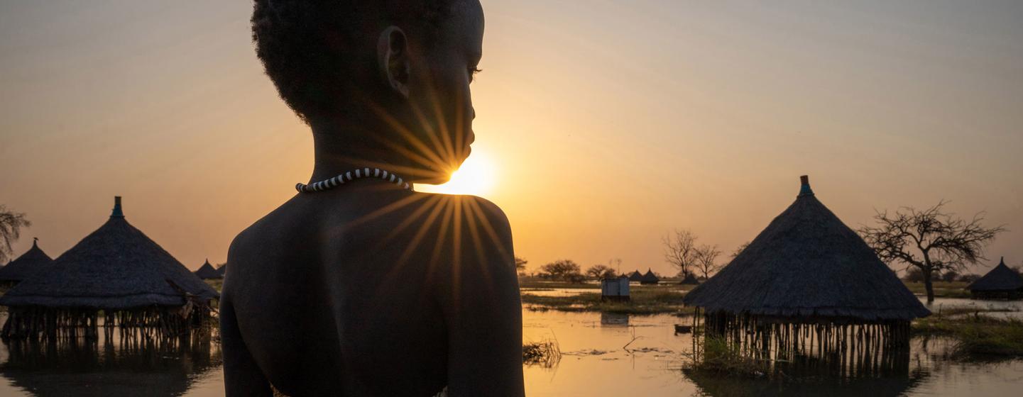 Une fille regarde des maisons submergées dans l'État de Jonglei au Soudan du Sud.