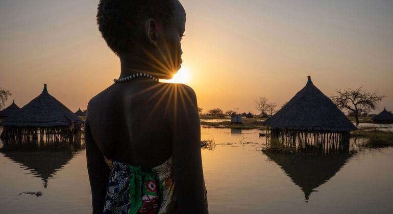 Une fille regarde des maisons submergées dans l'État de Jonglei au Soudan du Sud.