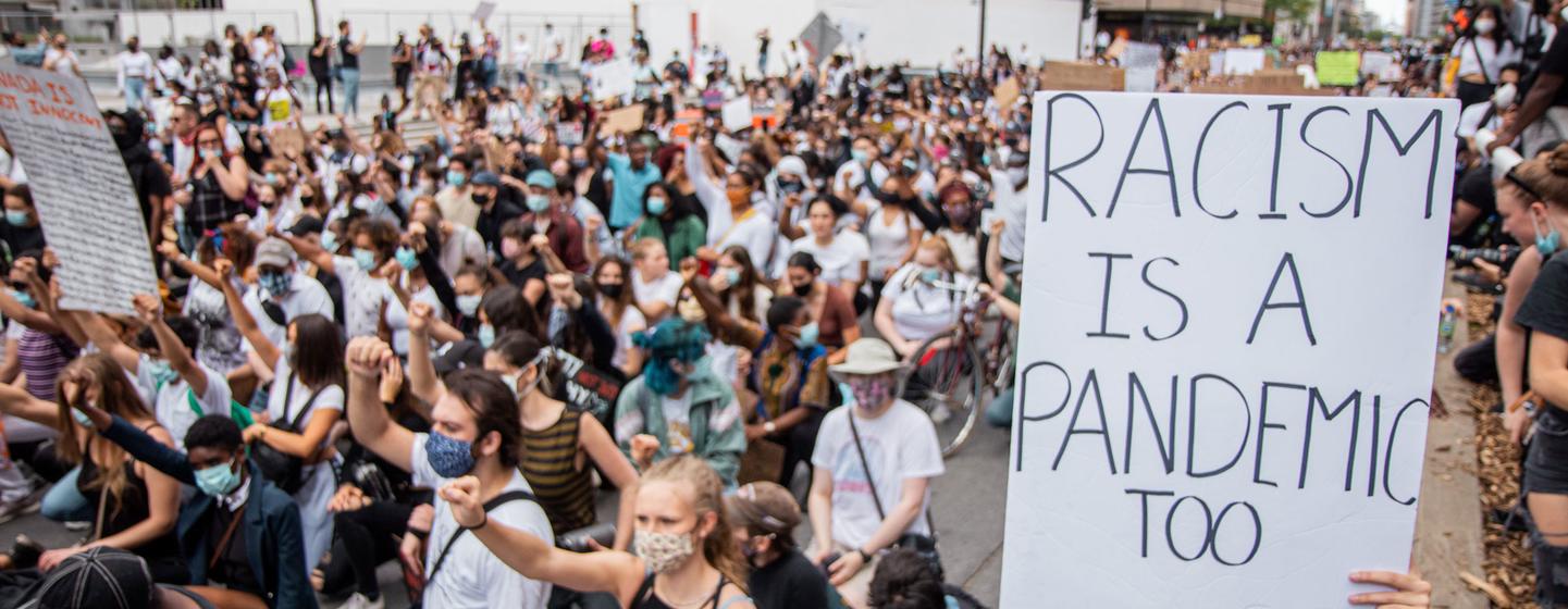 Des gens se rassemblent lors d'une manifestation Black Lives Matter à Montréal.