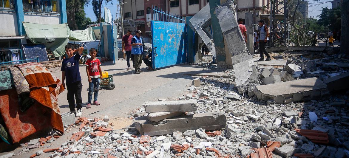 由联合国近东巴勒斯坦难民救济和工程处管理的学校改建成的避难所在上周的袭击中遭到严重破坏。