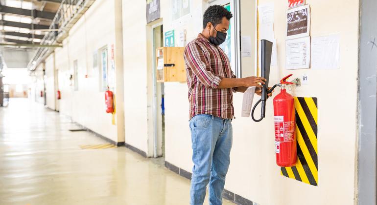 Trabajador en una fábrica de Etiopía inspeccionando la seguridad de las instalaciones en caso de incendio.