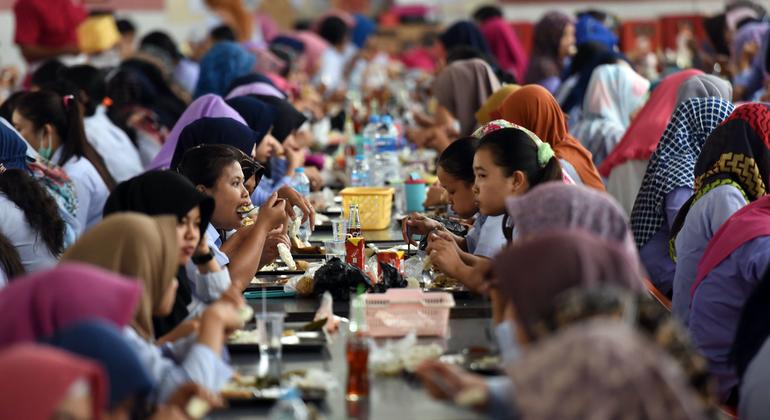 Trabajadores de una fábrica de ropa en Indonesia durante su hora de comida.