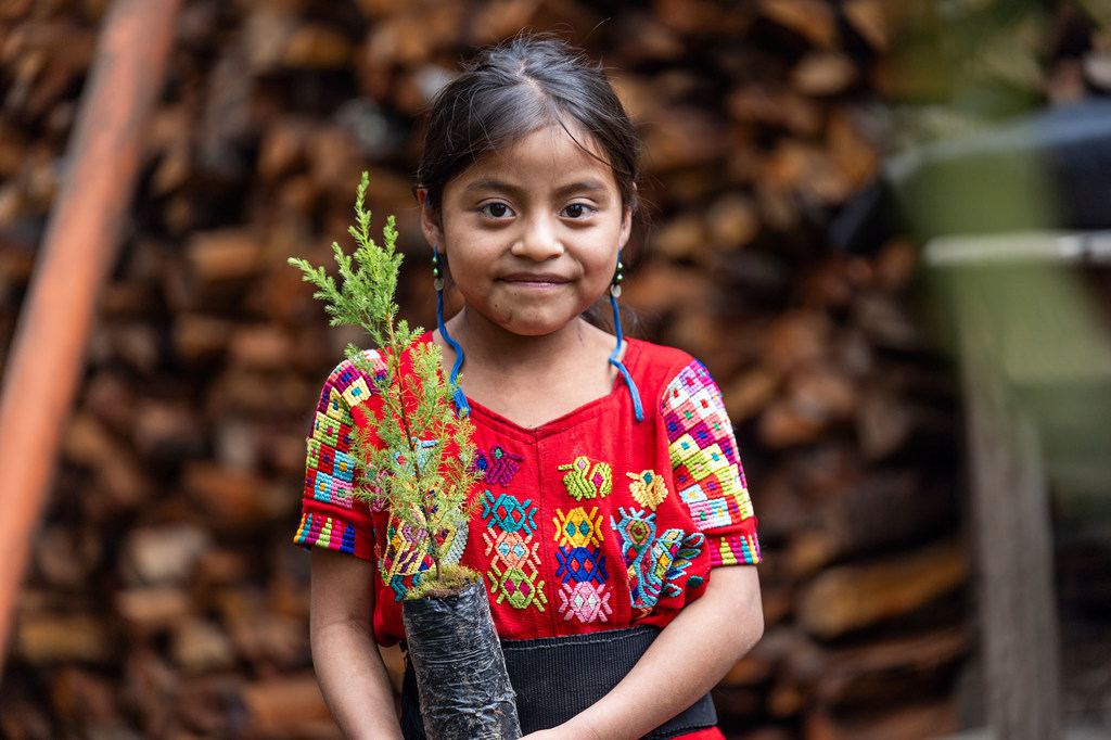 Les peuples autochtones, comme cette jeune fille de la communauté K'iche' au Guatemala, apportent leurs connaissances pour lutter contre le changement climatique.