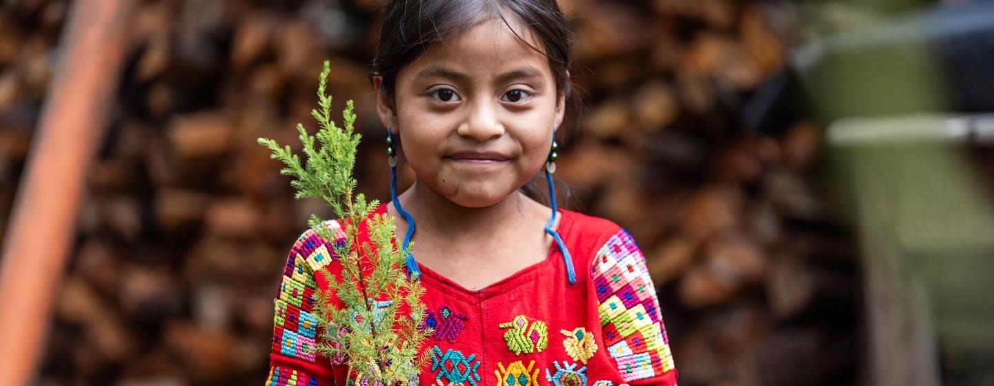 Les peuples autochtones, comme cette jeune fille de la communauté K'iche' au Guatemala, apportent leurs connaissances pour lutter contre le changement climatique.