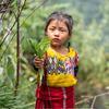 Uma jovem na Guatemala segura ervas de uma horta