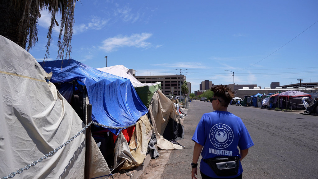 Des bénévoles facilitent la livraison d'eau dans un camp de sans-abri à Phoenix.