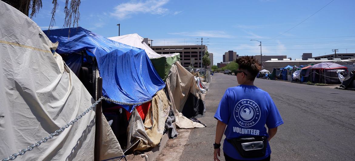 Voluntarios facilitan la entrega de agua en un campamento de personas sin hogar en Phoenix.
