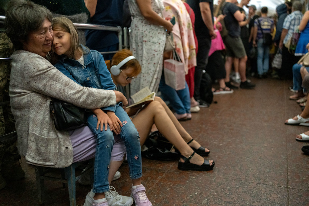 Des Ukrainiens s'abritent dans une station de métro de Kyv pendant une attaque de missiles