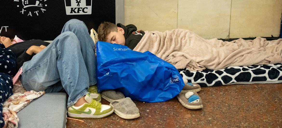 Des enfants trouvent refuge contre les bombardements dans le métro de Kyïv.