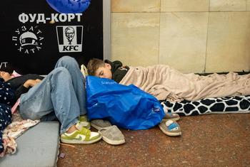 Дети укрываются от обстрелов в киевском метро. (Архив)