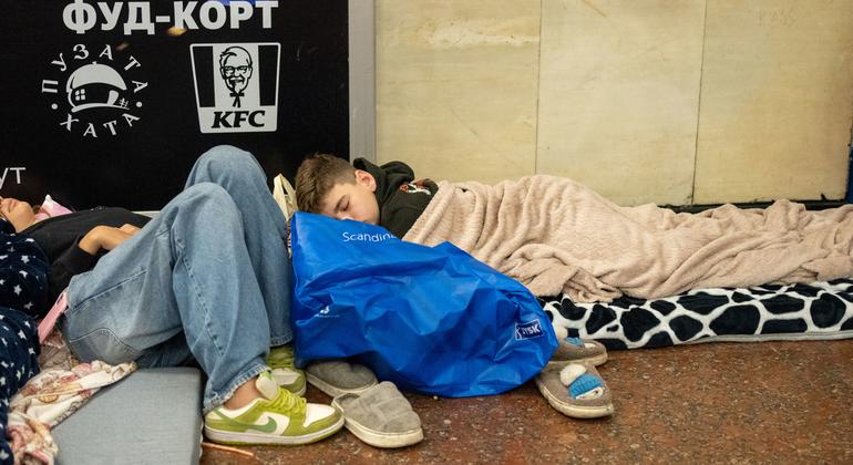 Los niños se refugian de los bombardeos en el metro de Kiev.