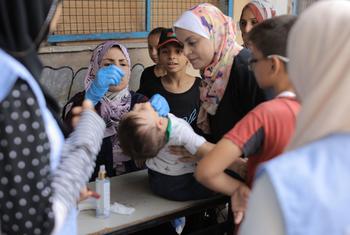 Uma criança é vacinada contra a poliomielite em Gaza
