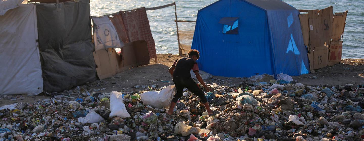 La población de Gaza se encuentra hacinada en la costa y corre altos riesgos de contraer enfermedades dadas las precarias condiciones de vida y la falta de agua y saneamiento.