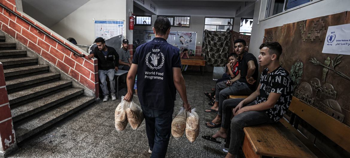 WFP food distribution at an UNRWA school in Gaza that is a designated shelter in times of emergency.