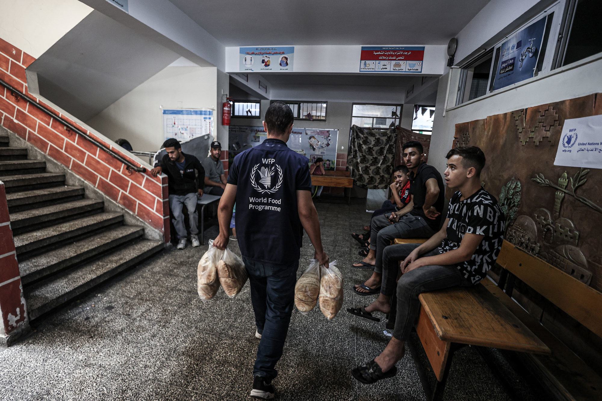 Distribution alimentaire du PAM dans une école de l'UNRWA à Gaza qui sert d'abri en cas d'urgence.