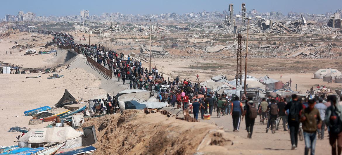 Tras el acuerdo de alto el fuego, miles de personas intentan regresar al norte de Gaza
