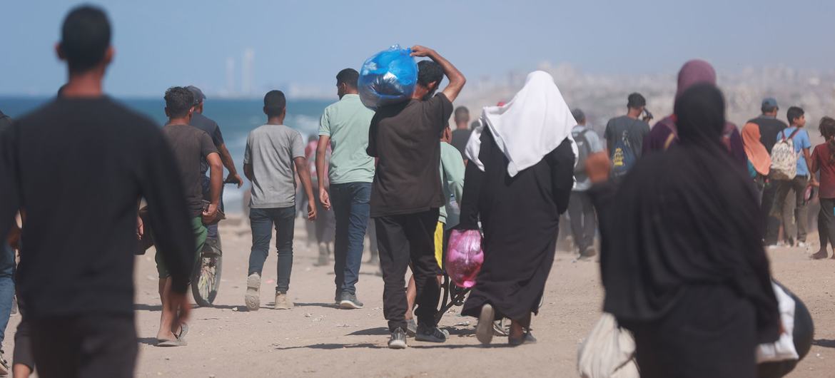 Miles de personas se desplazan tras el acuerdo de alto el fuego en Gaza.