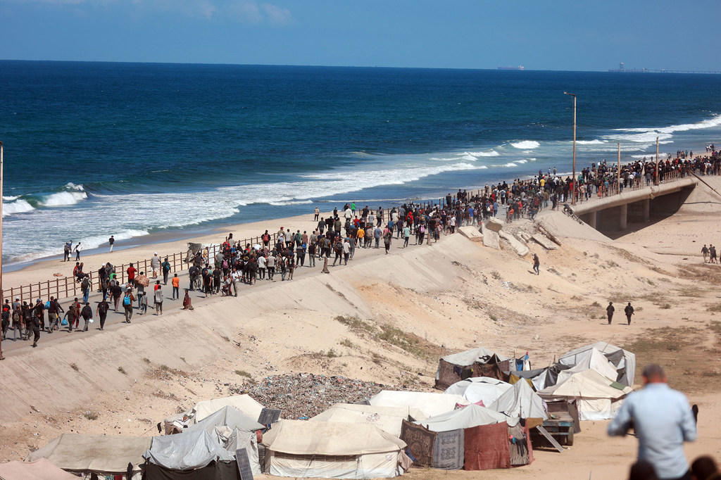 Des milliers de personnes marchent le long de la route côtière à Gaza.