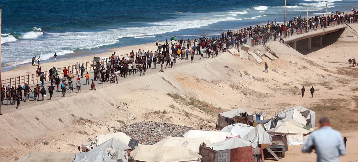 ग़ाज़ा में युद्धविराम लागू होने की ख़बरों के बाद, लोग शुक्रवार (10 अक्टूबर) को, भारी संख्या में उत्तरी इलाक़े की तरफ़ जाने लगे.