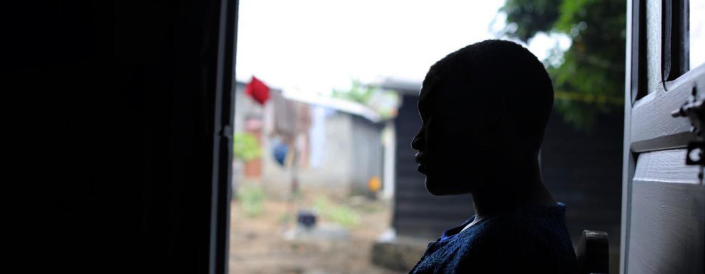 Une jeune fille de 17 ans a été séparée de sa famille lorsqu'un groupe armé a attaqué son village en RDC et l'a emmenée dans une forêt.