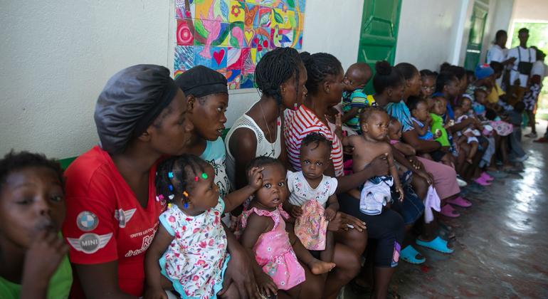 Mujeres y sus hijos esperan en una clínica móvil apoyada por UNICEF en Puerto Príncipe, Haití.