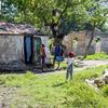 Une assistante sociale rend visite à des habitants de Cité Soleil, une commune pauvre près de la capitale haïtienne Port-au-Prince.