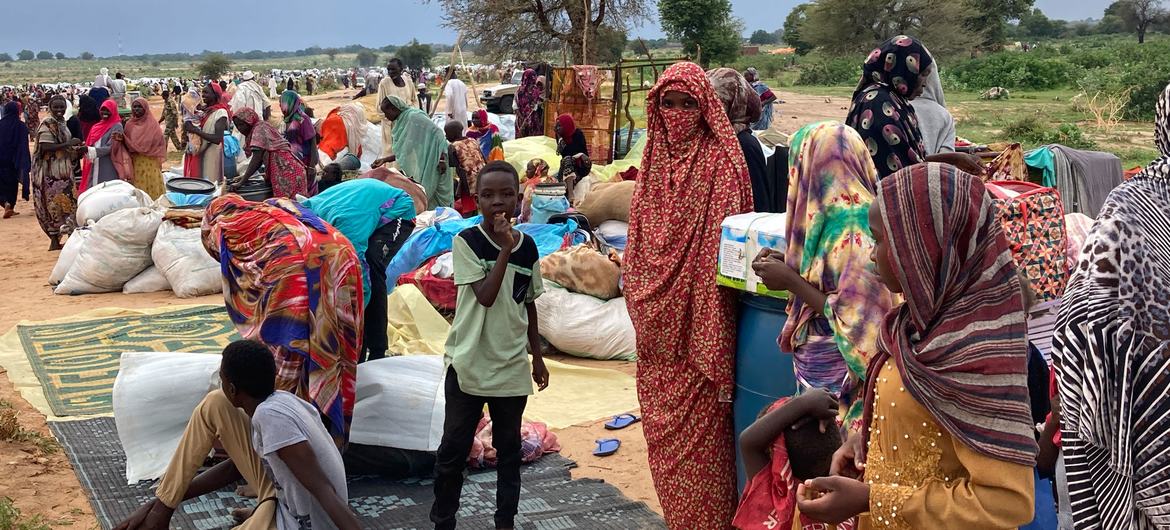 Refugiados recém-chegados de Darfur, no Sudão, procuram asilo e segurança no Chade