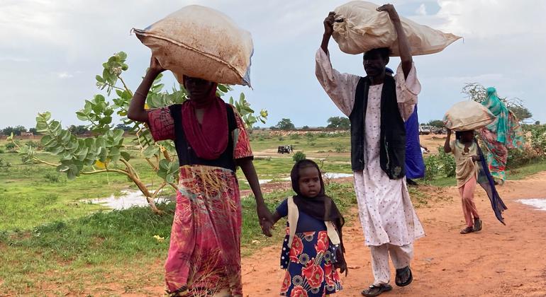 Une famille du Darfour, au Soudan, fuit vers le Tchad.