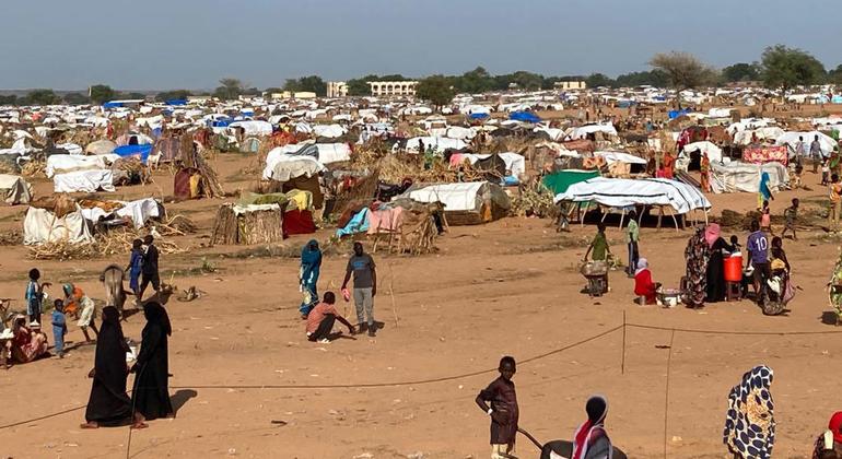 Refugiados de Darfur (Sudán) se reúnen en un campamento informal tras cruzar la frontera con Chad. 