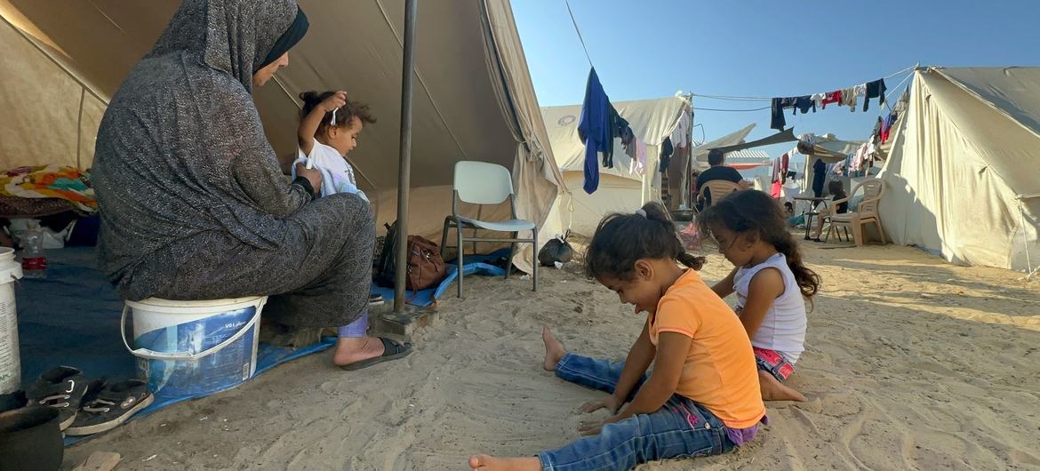 تواصل العائلات البحث عن مأوى في مخيم خان يونس في غزة.