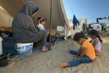 تواصل العائلات البحث عن مأوى في مخيم خان يونس في غزة.