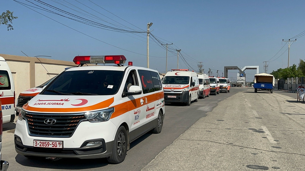 إجلاء مرضى فلسطينيين من قطاع غزة عبر معبر رفح إلى مصر.