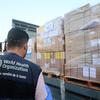 Funcionários da OMS preparam suprimentos médicos para entrega no Complexo Médico Nasser em Khan Younis, Gaza.