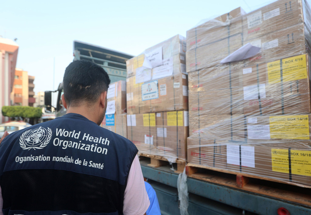 Le personnel de l'OMS prépare les fournitures médicales à livrer à l'hôpital Nasser de Khan Younis, à Gaza.