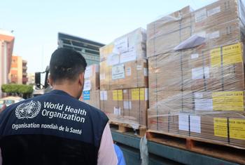 Funcionários da OMS preparam suprimentos médicos para entrega no Complexo Médico Nasser em Khan Younis, Gaza.