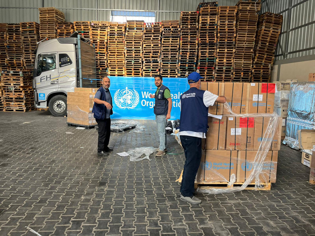 Des fournitures médicales sont préparées pour être livrées dans un entrepôt de l'OMS à Gaza.