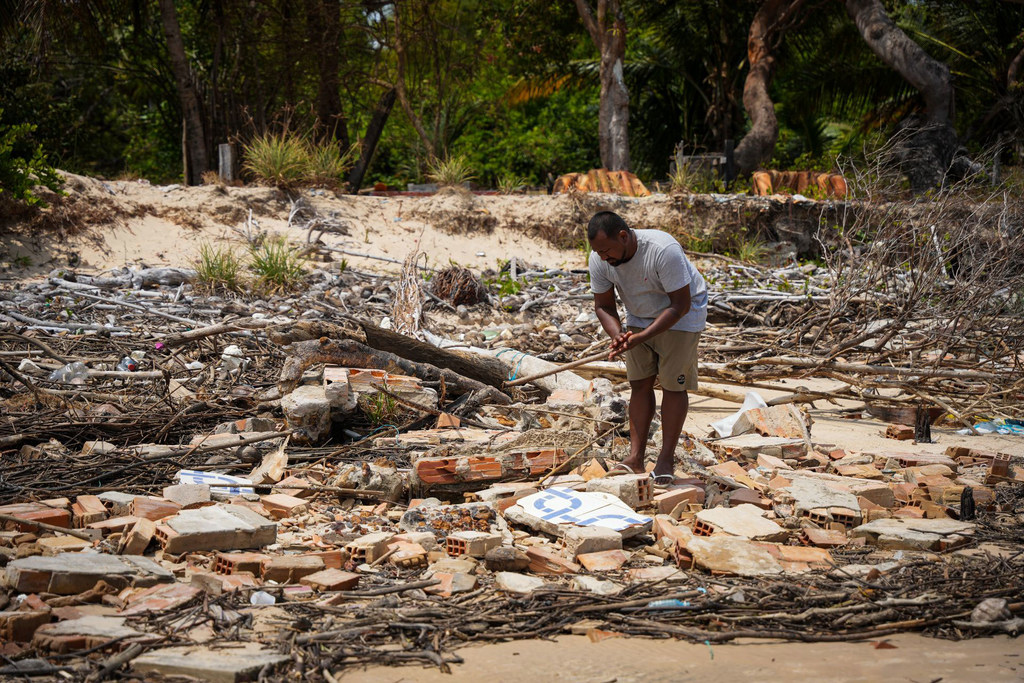 Jhonny, Ivanil's son, searches through the rubble of destroyed houses. Jhonny, Ivanil's son, searches through the rubble of destroyed houses.